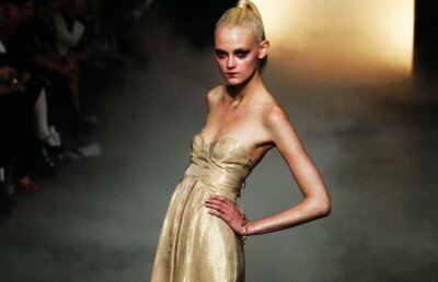 FOTO Gata cu fotomodelele prea slabe: o țară importantă le dă interzis pe scenă!