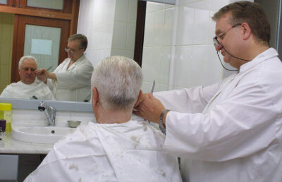 Perle din arhiva foto GSP »  Cu "Armeanul" la frizerie » Florin Halagian, într-o ipostază inedită :)