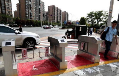 Turnicheți ca la metrou pentru a împiedica pietonii să treacă pe roșu