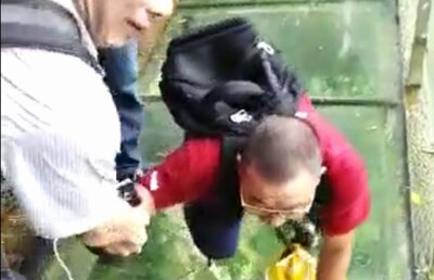 VIDEO Nu e pentru toată lumea: reacții teribile ale turiștilor pe celebrul pod de sticlă