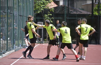 GALERIE FOTO Arbitri la cuțite :D De ce l-a tras de barbă Crăciunescu pe Tudor la cel mai cunoscut meci de fotbal între profesori și elevi