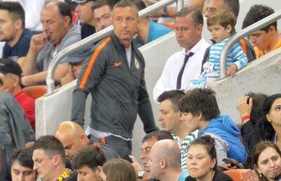 VIDEO Ori e albă, ori e neagră? FCSB susține că e campioana reală, dar n-a sărbătorit alături de fani!