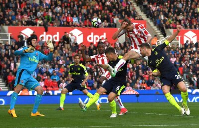 VIDEO Crouch, gol în stil Maradona pentru Stoke în eșecul în fața lui Arsenal