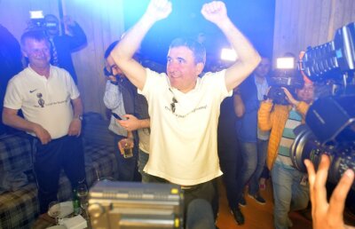 GALERIE FOTO + VIDEO Hagi a făcut show la petrecerea Viitorului! A dansat, a făcut dedicații și a cântat în aromână