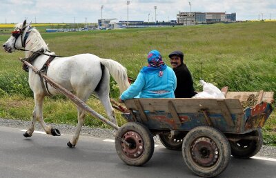 FOTO Amestec de sărăcie și opulență » Reportaj GSP în cel mai mic oraș devenit campion al României: țineau cu FCSB, acum sunt cu Hagi!
