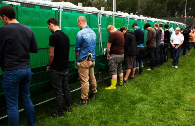 Danezii au reciclat berea! 50.000 de litri de urină, transformaţi în 60.000 de sticle de bere