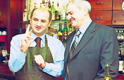 Perle din arhiva foto GSP »  Farmecul vieții acum 15 ani! Copos și Hizo la o petrecere de final de campionat