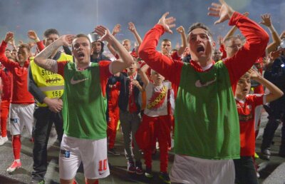 VIDEO+FOTO Colaborare de excepție între jucătorii și suporterii lui Dinamo » Cu ce bannere au apărut cele două părți înaintea meciului cu Timișoara