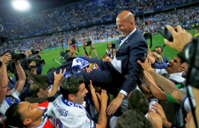 VIDEO+FOTO Bucurie senzațională a jucătorilor lui Real Madrid! Zidane a fost aruncat în sus de propriii fotbaliști după titlul 33