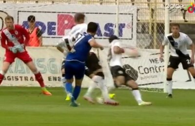 VIDEO Fază caraghioasă în Gaz Metan - Chiajna » A avut suficient timp să tragă, dar a sfârșit prin a se face de râs + penalty controversat acordat de Feșnic