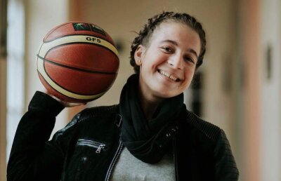 NU ABUZ. Mărturia mamei unei tinere abuzate de antrenoarea ei: “Le-a dat cu tabla în cap până s-a spart”. Gazeta demarează azi campania “Nu Abuz”