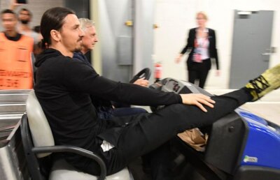 VIDEO Nu joacă, dar rămâne vedeta » Ibra a atras toată atenția la finala EL: "Bine ați venit pe Zlatan Arena" + Cu ce banner s-a pozat :)