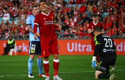 VIDEO+FOTO 75.000 de fani au creat spectacol la aniversarea lui Liverpool de la Sydney » Gerrard, Carragher și McManaman, din nou în tricoul "cormoranilor"