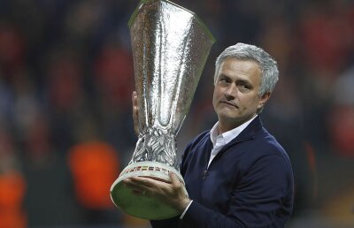 Jose, pe asta ai uitat-o? În urmă cu 4 ani râdea de Benitez, acum s-a bucurat ca un copil: "Acolo nu dai de echipe ca Steaua" :) 