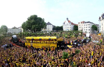 GALERIE FOTO + VIDEO Scene memorabile la Dortmund » Sute de mii de fani au sărbătorit în stradă cucerirea Cupei Germaniei