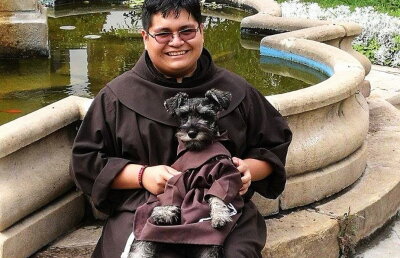 VIDEO & GALERIE FOTO Carmelo, singurul câine călugăr din lume