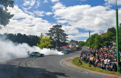 Spectacol oferit de doi drifteri la Campionatul Național de Viteză în Coastă