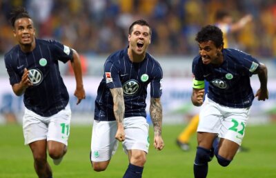 FOTO+VIDEO Dramatism și luptă teribilă pentru Bundesliga! Wolfsburg trece de Braunschweig și rămâne la masa bogaților, după o partidă electrizantă. Haos cu fanii la final