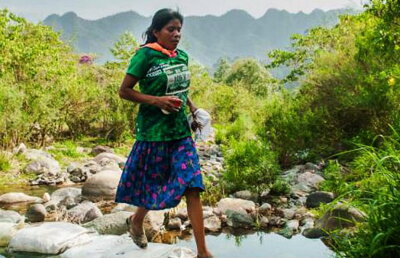 VIDEO Maraton de 50 de km, câștigat în fustă și saboți