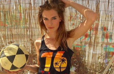 FOTO Astrid încinge plajele » A trecut de la fotbal la volei și ședințe de modelling 