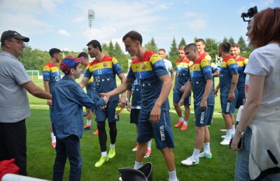 VIDEO+FOTO Antrenament cu public pentru "tricolori" » 25 din 26 de jucători s-au prezentat astăzi sub comanda lui Daum + Alibec cel mai iubit de fani