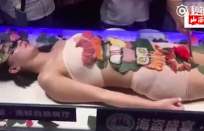 VIDEO Asta nu era în meniu! S-a ales cu o bătaie zdravănă după ce a încercat să ia o bucată de sushi de pe un fotomodel