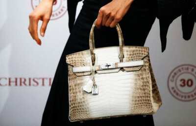 VIDEO O geantă, vândută la un preț fabulos! Nu ai cum să îţi imaginezi suma!