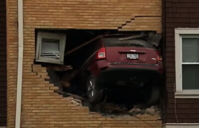 VIDEO Imagini incredibile! O familie s-a trezit cu un Jeep direct în living