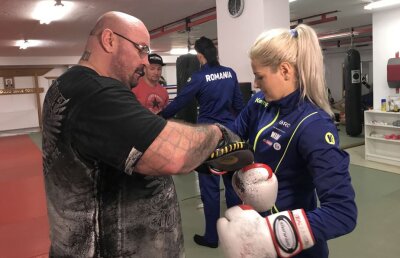 FOTO Surpriză pentru fetele din naționala de handbal! S-au pregătit alături de Sandu Lungu