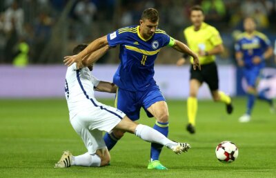 Bătaie în tribune, bătaie pe teren! Un grec a fost făcut KO, iar Edin Dzeko i-a pus mâna în gât unui adversar! :O