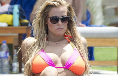 GALERIE FOTO Apariţie explozivă la plajă! Blondina asta e mega-hot