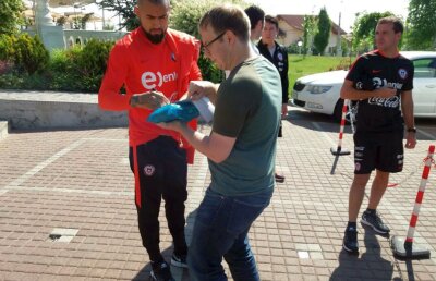 FOTO Jucătorii chilieni trimişi la sala de forţă cu o zi înainte de meciul cu România » Au fost asaltaţi de fani