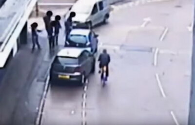 VIDEO Imagini uluitoare! Stăteau liniştiţi pe stradă, însă ce a urmat i-a marcat pe viaţă!