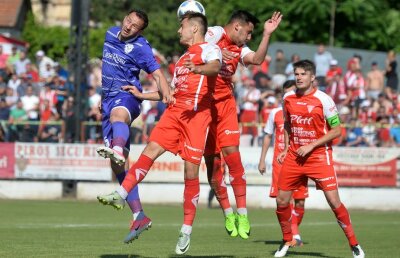 EXCLUSIV Antrenorul și-a reziliat contractul imediat după barajul pentru Liga 1! Jucătorii l-au condus la aeroport