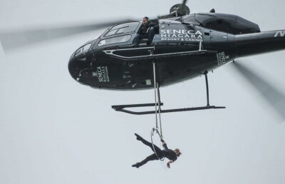 VIDEO & FOTO Nebunie curată! A zburat deasupra Niagarei agăţată de un elicopter