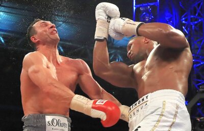 Devine o modă? Anthony Joshua a fost provocat de campionul la categoria grea din UFC, dar a răspuns printr-un KO