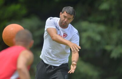 VIDEO S-au încins spiritele în cantonamentul lui Dinamo » Contra a intervenit: "Vă dau amendă!"