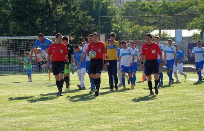 Sediul AMFB a fost luat cu asalt de polițiștii DGA » Au fost sigilate birouri și ridicate documente