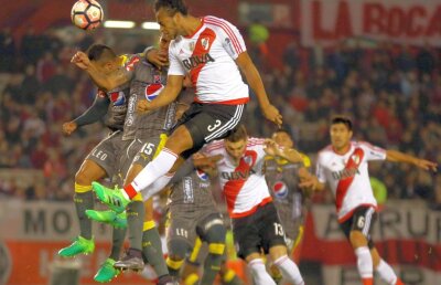 Scandal în Argentina » Trei jucători prinși dopați la River! Au luat pastile diuretice în Copa Libertadores