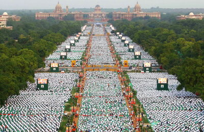 GALERIE FOTO Imagini unice în lume. Mii de indieni au făcut yoga în același timp