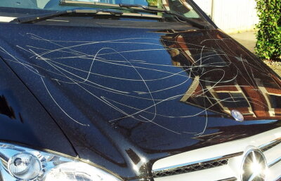 FOTO A dormit în mașină timp de o lună pentru a vedea cine i-o zgârie