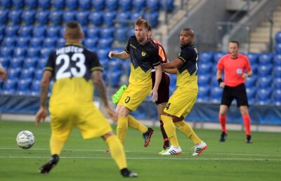 VIDEO Meci straniu în preliminariile Europa League: de la 1-3 la 4-3 în 4 minute nebune în prelungiri! Fundașii parcă n-au vrut să joace » Un român a reușit o "dublă"!