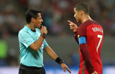 Arbitrii protestează împotriva arbitrajului video: "Ne face să arătăm ca niște tâmpiți! Poate arbitra și un realizator TV"