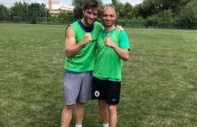 "Virușii verzi", vedete de cinema » Un celebru actor internațional filmează scene pentru viitorul său film alături de jucătorii Sănătății Cluj