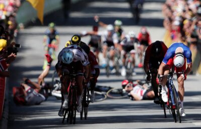 VIDEO + FOTO Scandal în Turul Franței » Peter Sagan îl izbește violent pe Mark Cavendish de barierele de protecție și e dat afară din Tur!