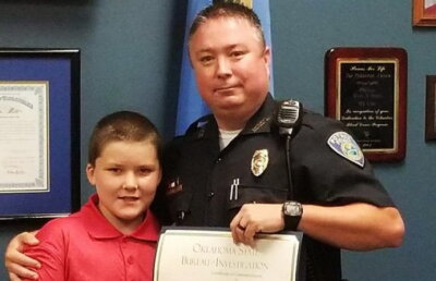 Gestul care a uimit întreaga lume. Un copil a fost adoptat de un polițist care l-a salvat de familia lui abuzivă