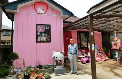 VIDEO & FOTO Cel mai mare colecţionar de obiecte cu Hello Kitty este un pensionar de 67 de ani