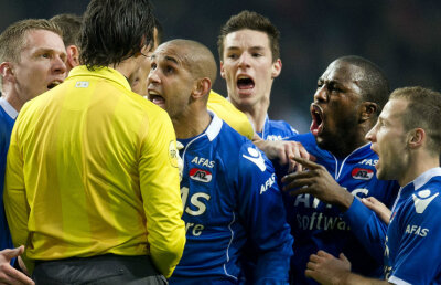 Arbitru bătut de fani după ce a fost acuzat de blat » A inventat un penalty și patronul a retras echipa din campionat