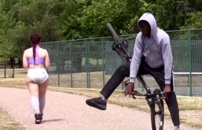 VIDEO O tipă super a ieșit pe stradă într-un șort minuscul » Reacțiile trecătorilor sunt fabuloase