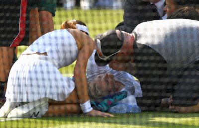VIDEO ATENȚIE, IMAGINI TULBURĂTOARE Moment ȘOCANT la Wimbledon! Bethanie Mattek-Sands, adversara Soranei, s-a accidentat ORIBIL în timpul meciului! Sorana a început să plângă! Americanca a fost scoasă cu targa de pe teren!